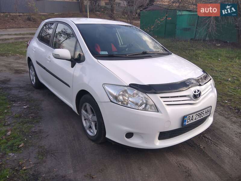 Хэтчбек Toyota Auris 2011 в Кропивницком