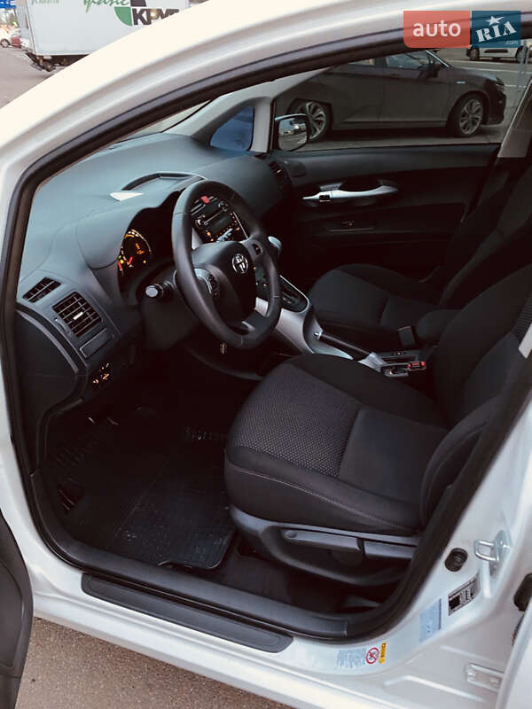 Хэтчбек Toyota Auris 2012 в Киеве