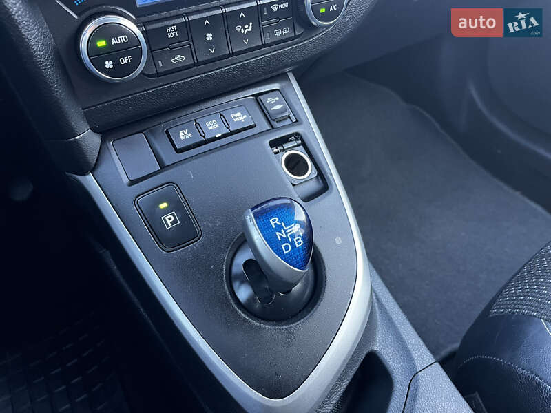 Хэтчбек Toyota Auris 2013 в Луцке