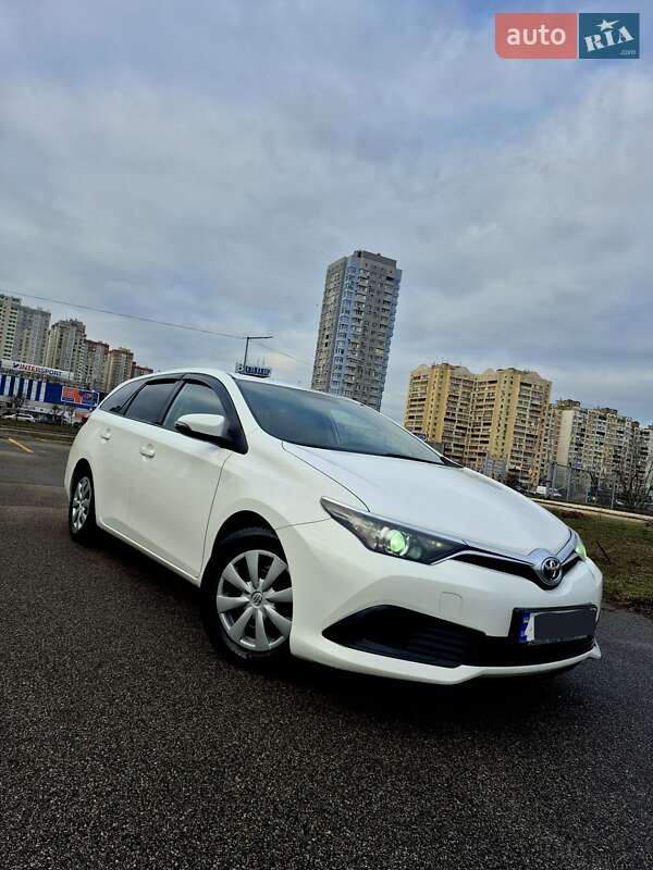 Toyota Auris 2015