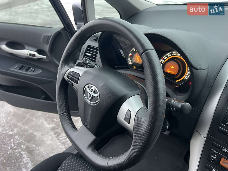 Хэтчбек Toyota Auris 2011 в Виннице