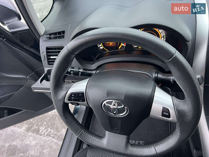 Хэтчбек Toyota Auris 2011 в Виннице