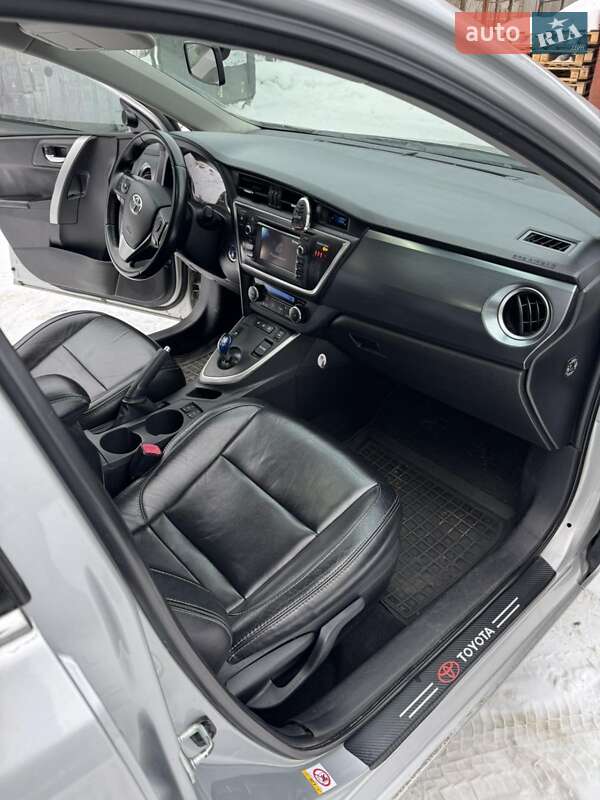 Хэтчбек Toyota Auris 2012 в Сумах