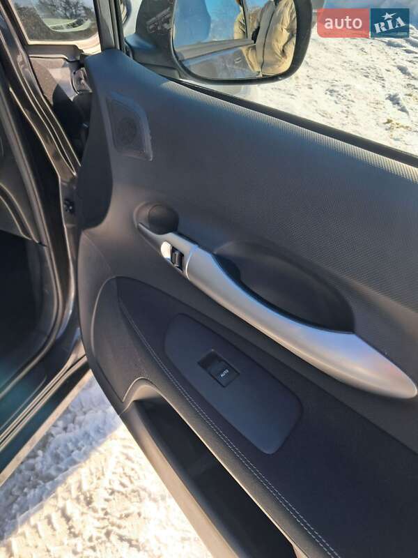 Хэтчбек Toyota Auris 2010 в Конотопе