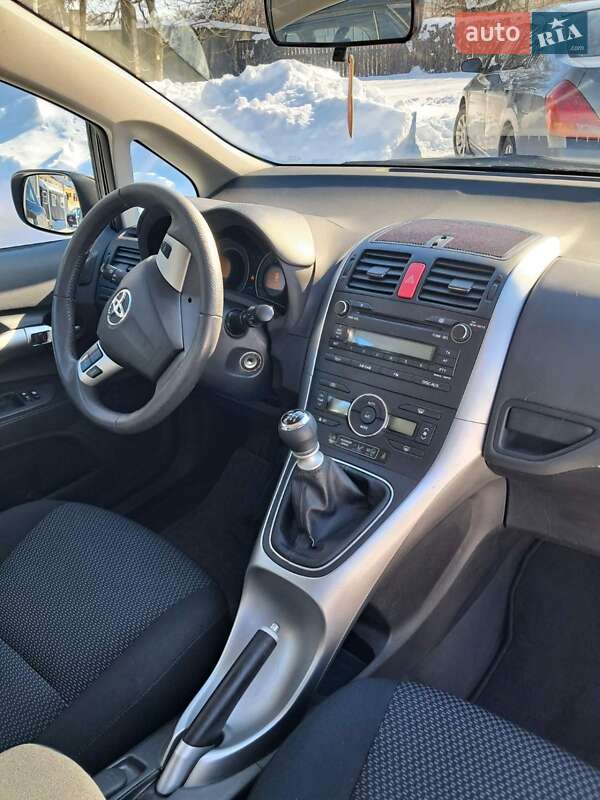 Хэтчбек Toyota Auris 2010 в Конотопе