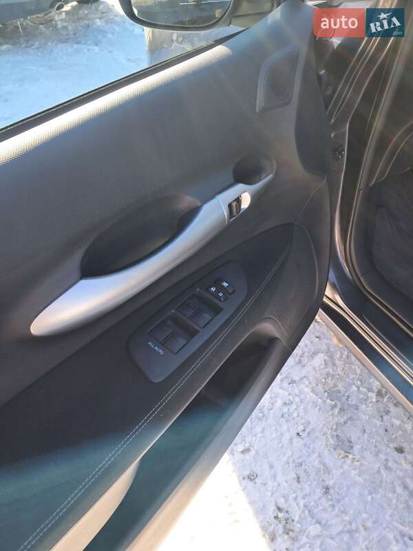 Хэтчбек Toyota Auris 2010 в Конотопе