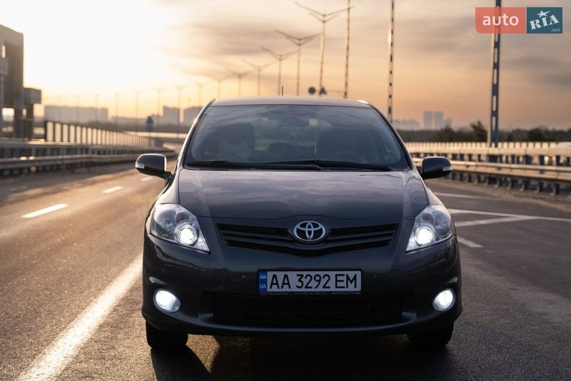 Хэтчбек Toyota Auris 2012 в Киеве