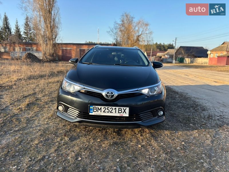 Универсал Toyota Auris 2015 в Ахтырке