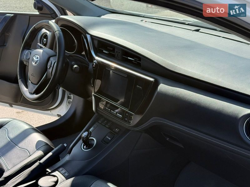 Хетчбек Toyota Auris 2016 в Ужгороді