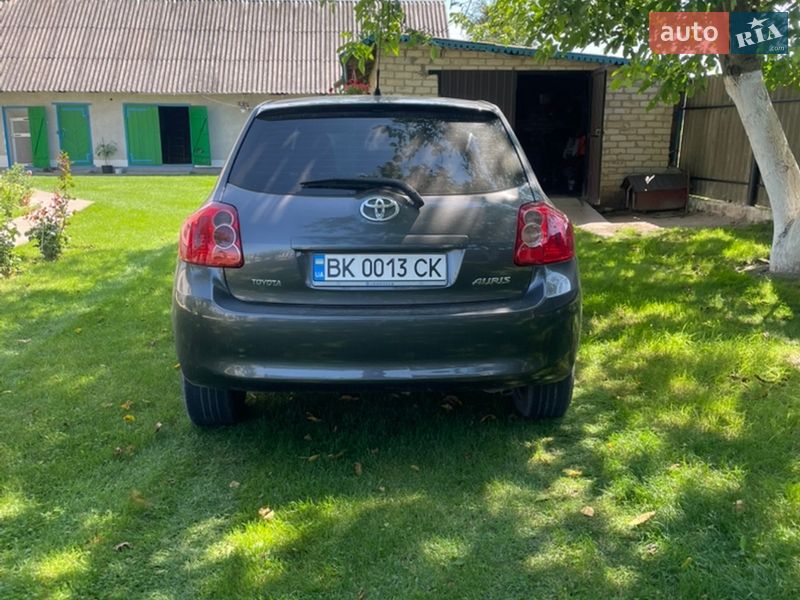 Хетчбек Toyota Auris 2008 в Дубні
