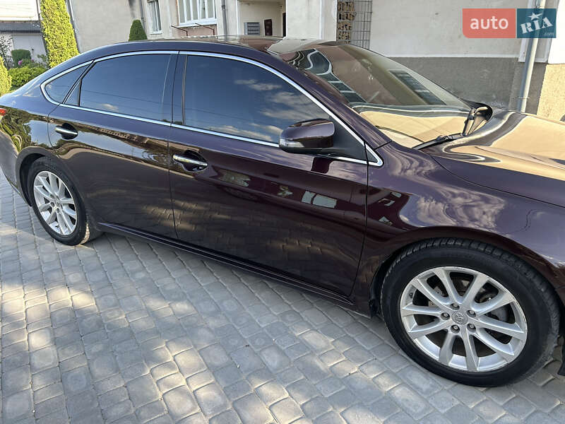 Седан Toyota Avalon 2013 в Золочеві
