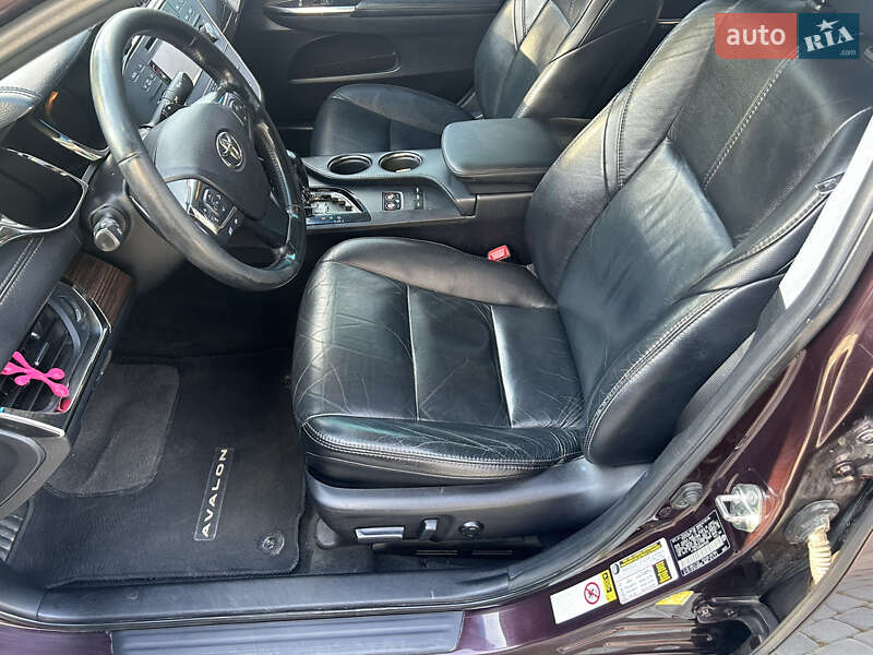 Седан Toyota Avalon 2013 в Золочеві
