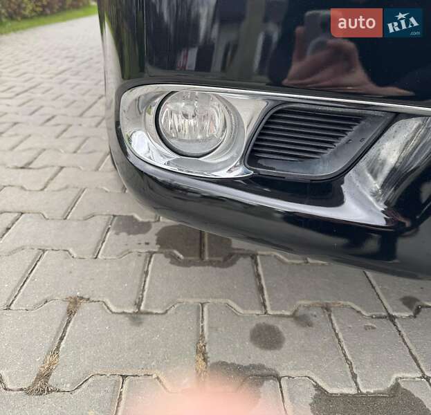 Седан Toyota Avalon 2011 в Косове