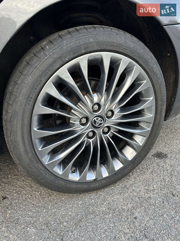 Седан Toyota Avalon 2016 в Володимирі