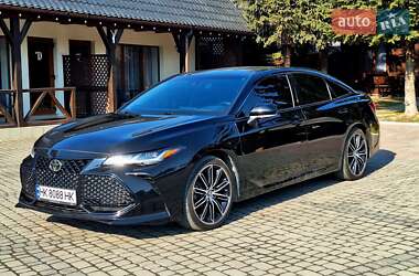 Седан Toyota Avalon 2018 в Ровно