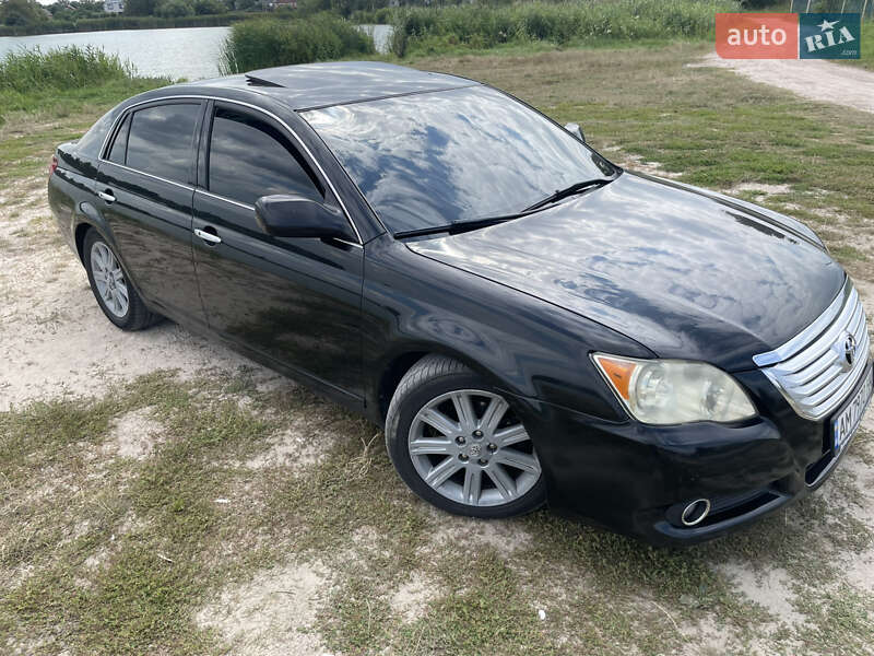 Седан Toyota Avalon 2008 в Черняхове