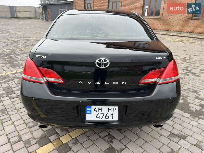 Седан Toyota Avalon 2006 в Теофиполе