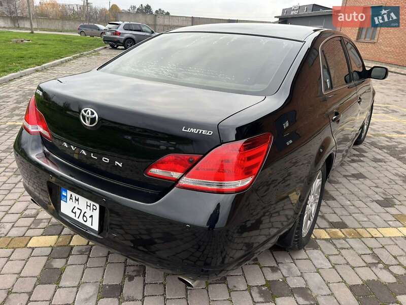 Седан Toyota Avalon 2006 в Теофиполе