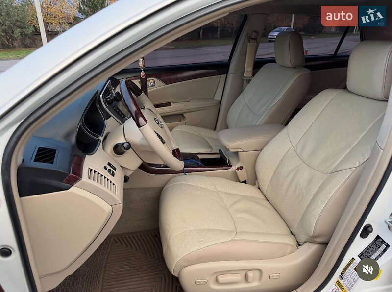 Седан Toyota Avalon 2011 в Ужгороді