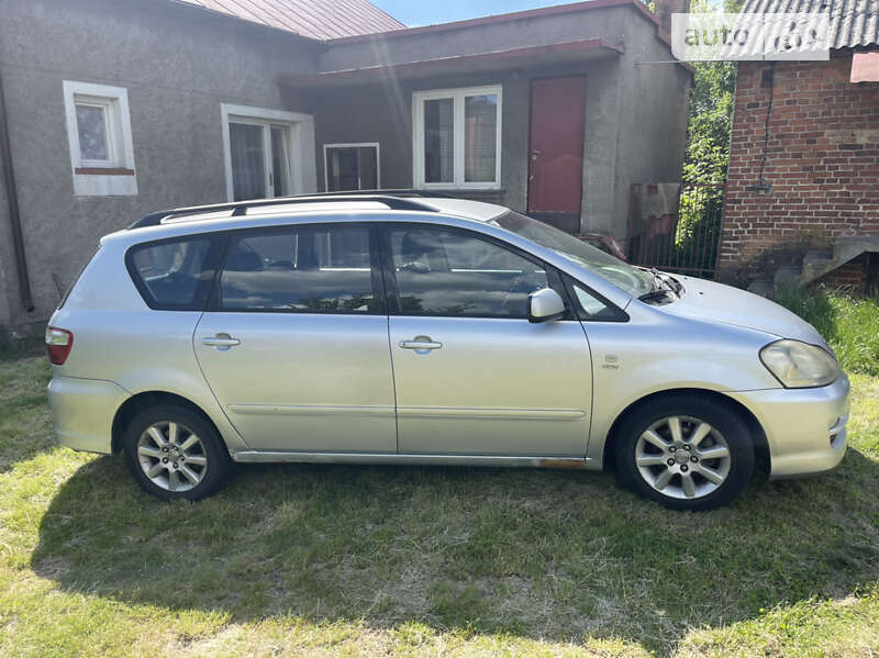 Мінівен Toyota Avensis Verso 2004 в Сумах