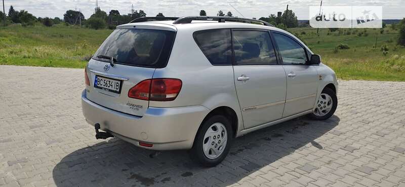 Минивэн Toyota Avensis Verso 2001 в Яворове