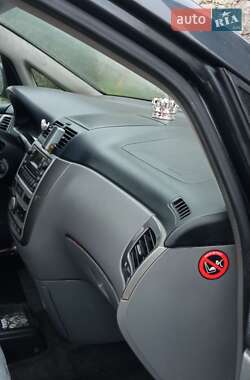 Мінівен Toyota Avensis Verso 2002 в 