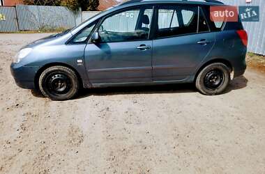 Минивэн Toyota Avensis Verso 2002 в Городке