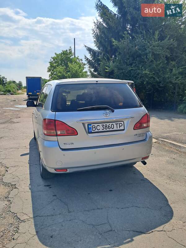 Минивэн Toyota Avensis Verso 2002 в Жовкве