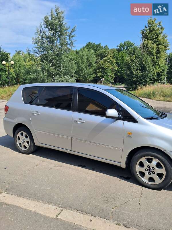 Минивэн Toyota Avensis Verso 2002 в Жовкве