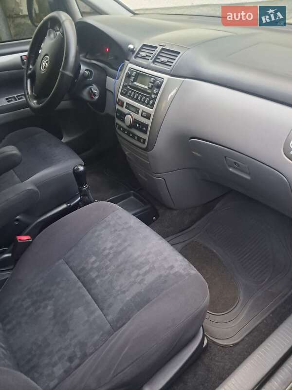 Минивэн Toyota Avensis Verso 2002 в Жовкве