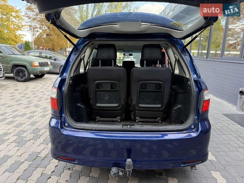 Минивэн Toyota Avensis Verso 2005 в Черновцах