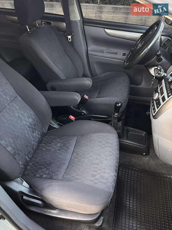 Минивэн Toyota Avensis Verso 2002 в Черновцах фото 15 Минивэн Toyota Avensis Verso 2002 в Черновцах