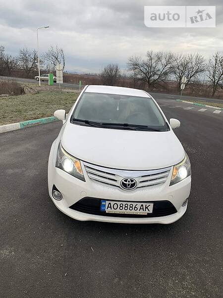 Седан Toyota Avensis 2012 в Ужгороді