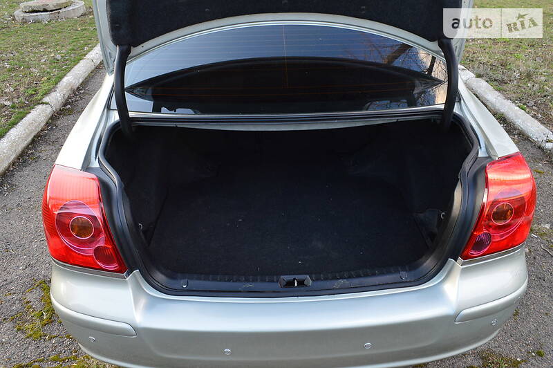 Седан Toyota Avensis 2003 в Краматорске
