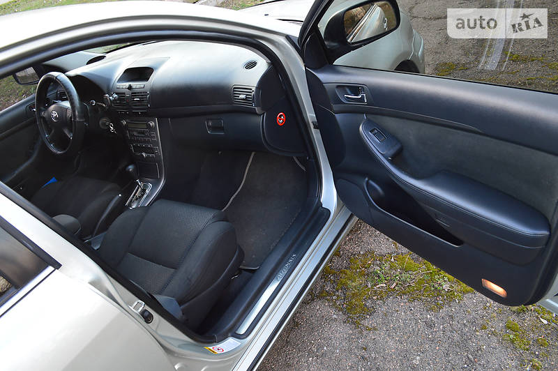 Седан Toyota Avensis 2003 в Краматорске