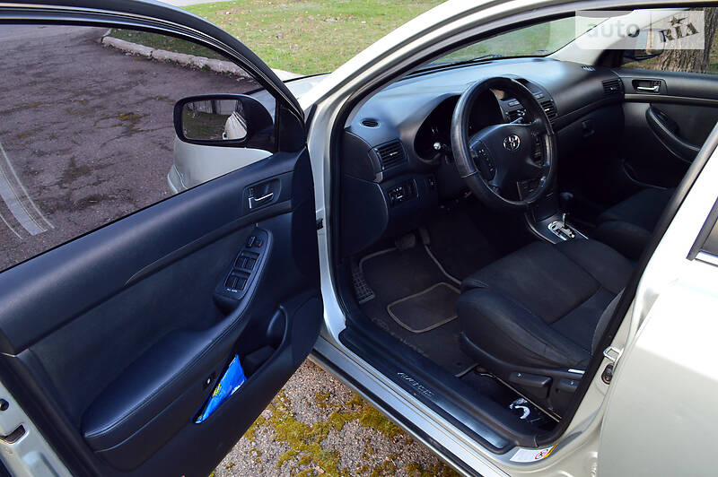 Седан Toyota Avensis 2003 в Краматорске