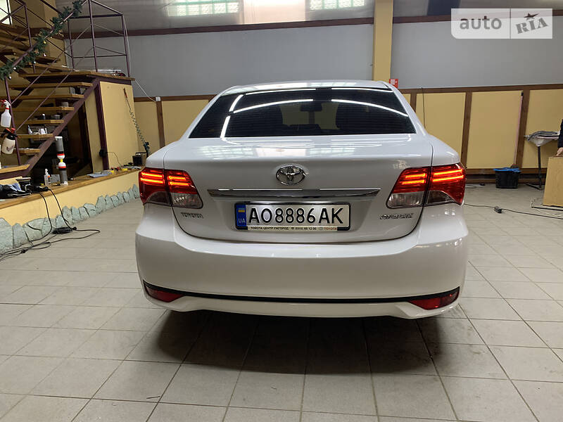 Седан Toyota Avensis 2012 в Ужгороді