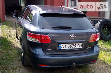 Універсал Toyota Avensis 2011 в Чернівцях