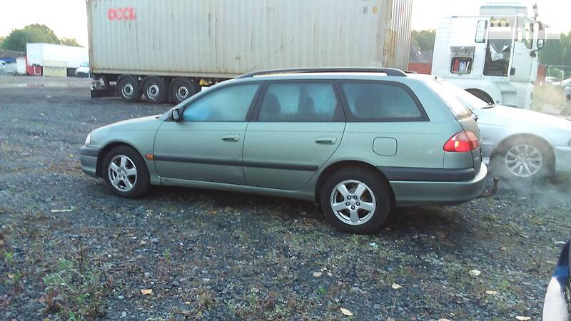 Универсал Toyota Avensis 2001 в Черноморске