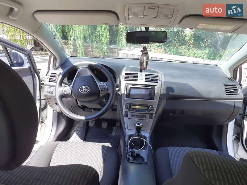 Седан Toyota Avensis 2010 в Кам'янець-Подільському
