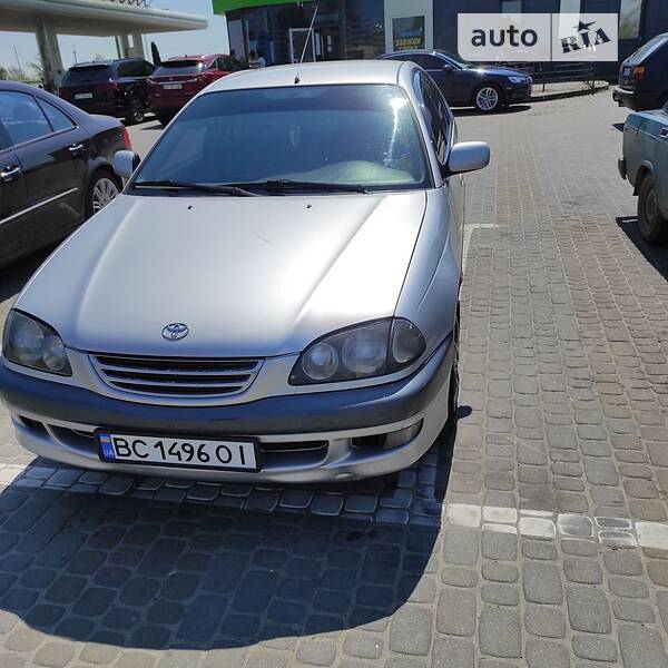 Седан Toyota Avensis 1999 в Городке