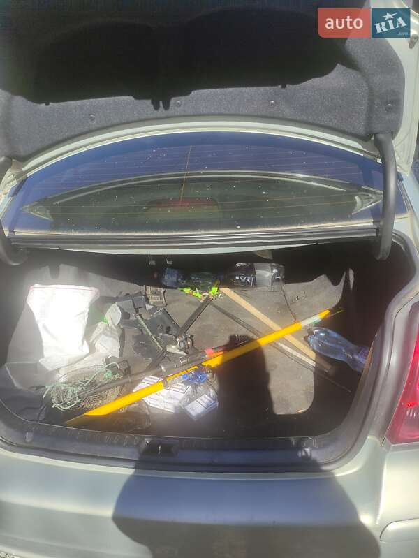 Седан Toyota Avensis 2005 в Кривом Роге