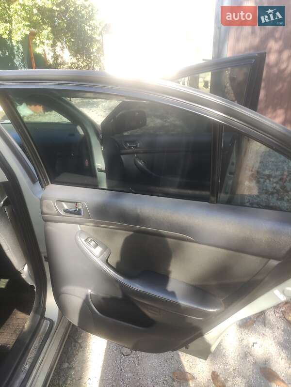 Седан Toyota Avensis 2005 в Кривом Роге