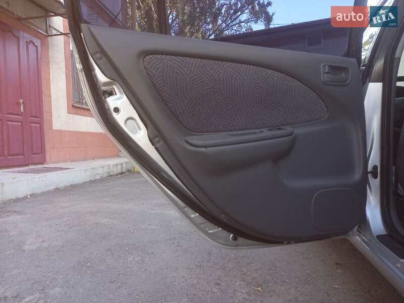 Седан Toyota Avensis 1998 в Одесі