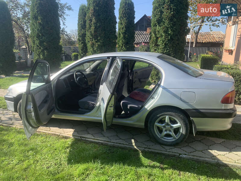 Седан Toyota Avensis 2000 в Черновцах