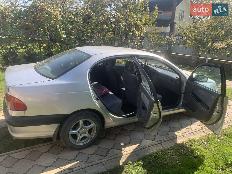 Седан Toyota Avensis 2000 в Черновцах