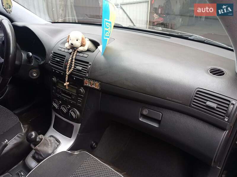 Седан Toyota Avensis 2003 в Ахтырке