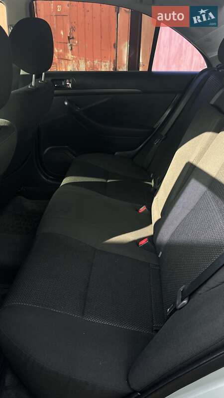 Седан Toyota Avensis 2005 в Львові