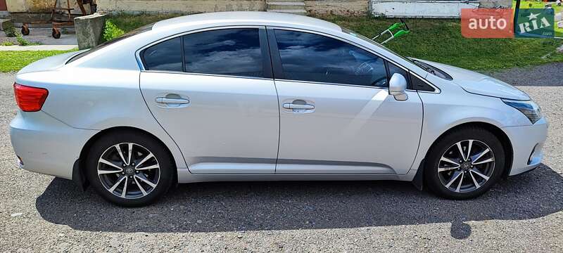 Седан Toyota Avensis 2012 в Пирятині
