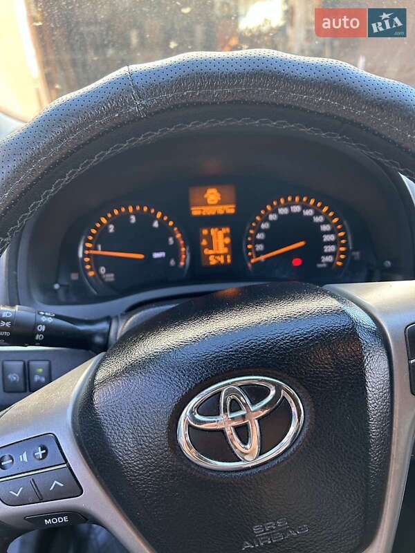 Седан Toyota Avensis 2010 в Старом Самборе